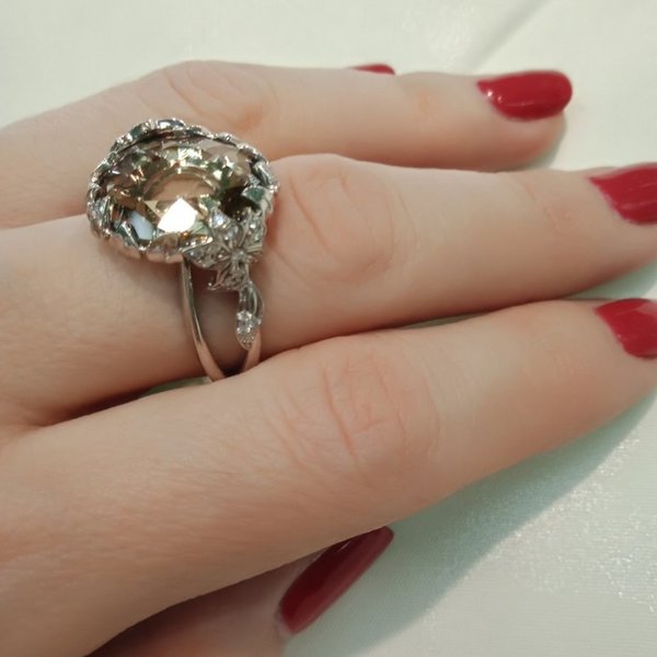 Золотое кольцо с кварцем и бриллиантом