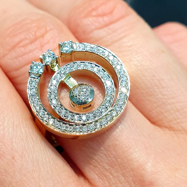 Золотое кольцо с бриллиантом