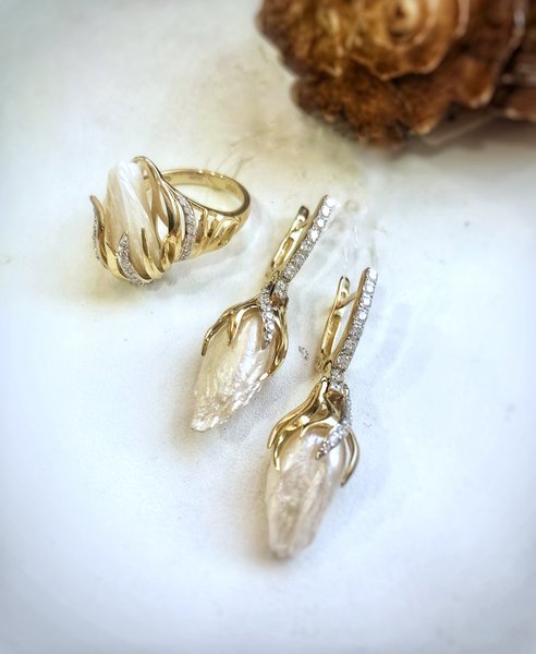 Золотые серьги с жемчугом морским и бриллиантом