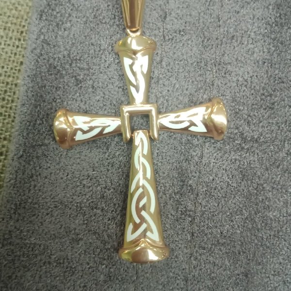 Золотой крест с эмалью