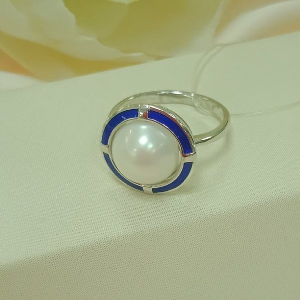 Серебряное кольцо с эмалью и жемчугом пресноводным