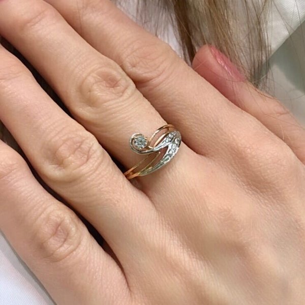 Золотое кольцо с&nbsp;фианитом