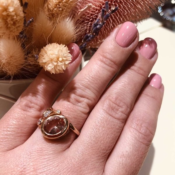 Серебряное кольцо с&nbsp;фианитом, позолотой и&nbsp;морганитом синтетическим