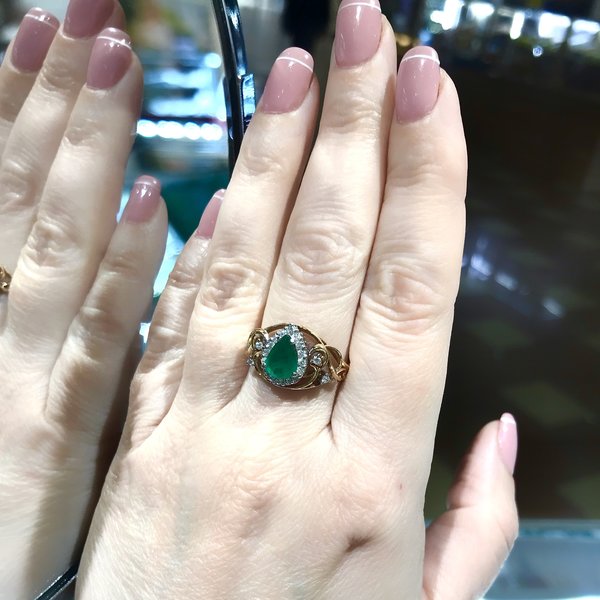 Золотое кольцо с&nbsp;изумрудом и&nbsp;бриллиантом