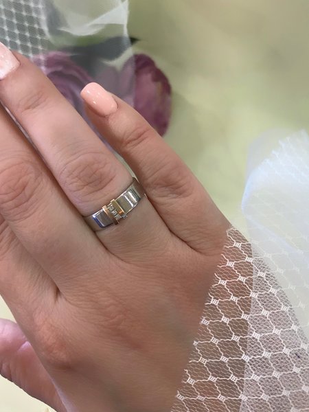 Серебряное обручальное кольцо с бриллиантом