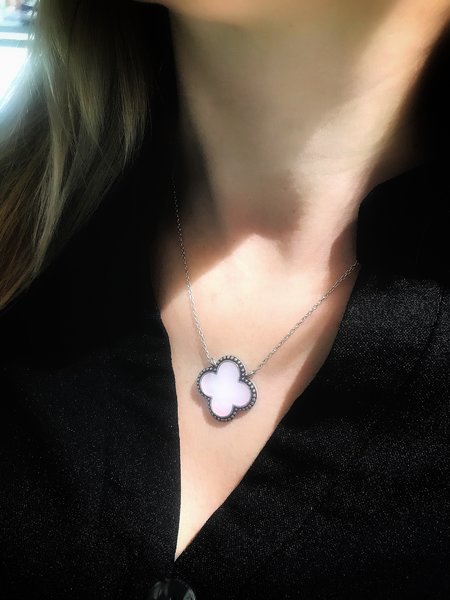 Серебряное колье с&nbsp;перламутром