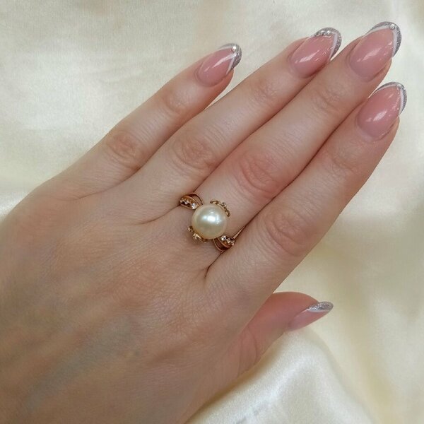 Золотое кольцо с&nbsp;фианитом и&nbsp;жемчугом культивированным