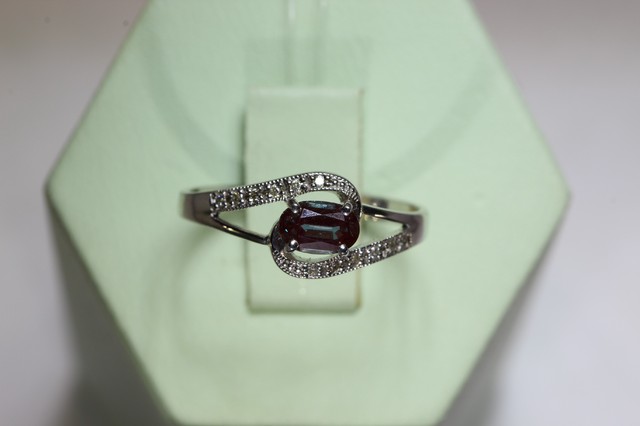 Золотое кольцо с бриллиантом и александритом выращенным