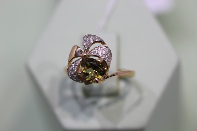 Золотое кольцо с султанитом