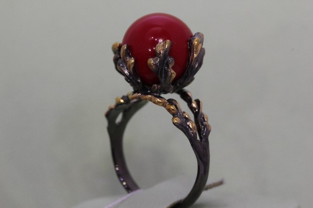 Серебряное кольцо с кораллом синтетическим
