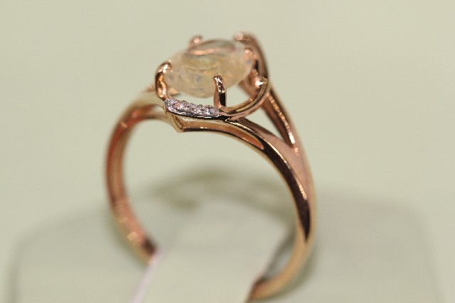 Золотое кольцо с кварцем синтетическим