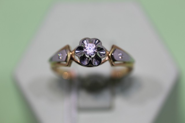 Золотое кольцо с&nbsp;фианитом