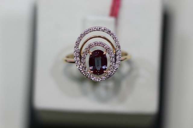 Золотое кольцо с&nbsp;бриллиантом и&nbsp;александритом выращенным