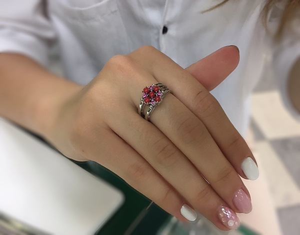 Серебряное кольцо с&nbsp;бирюзой искусственной, кораллом реконструкцией и&nbsp;фианитом