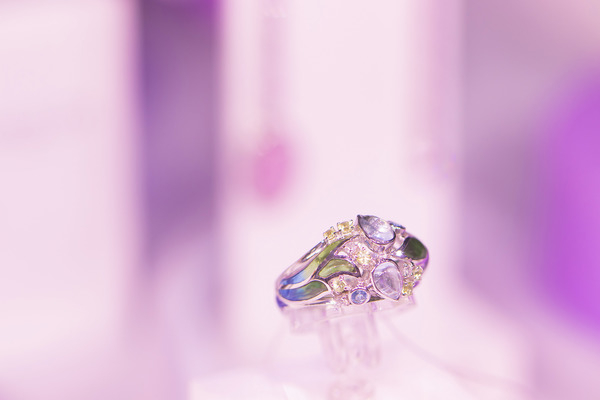 Золотое кольцо с эмалью, сапфиром, бриллиантом и аметистом