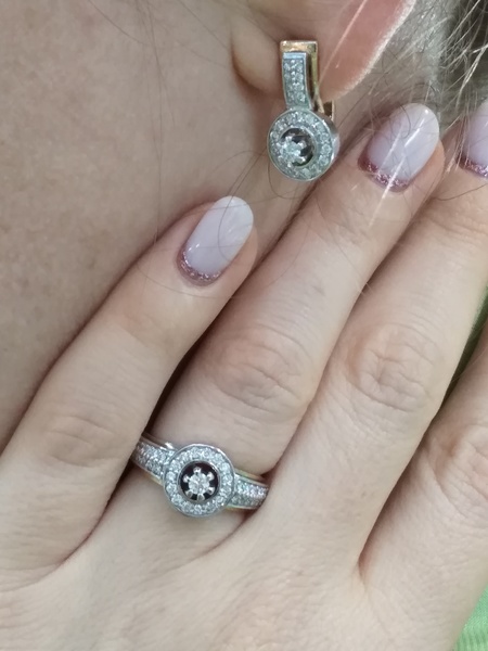 Золотые серьги с&nbsp;бриллиантом