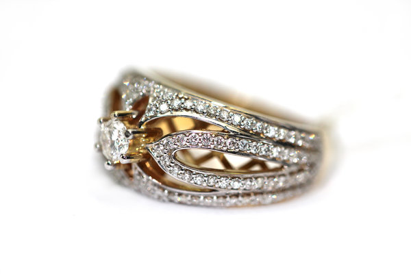 Золотое кольцо с&nbsp;бриллиантом