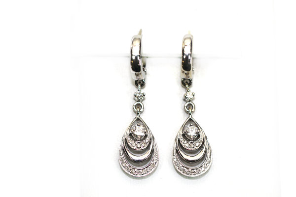 Золотые серьги с&nbsp;бриллиантом