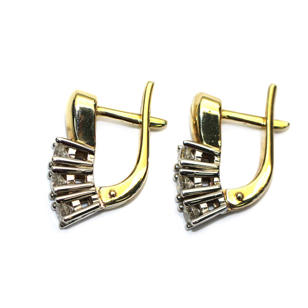 Золотые серьги с&nbsp;бриллиантом