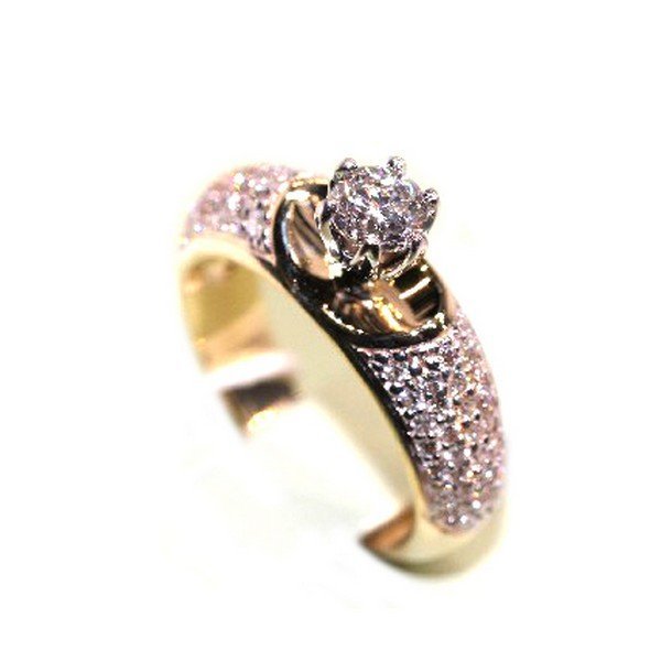 Золотое кольцо с&nbsp;бриллиантом