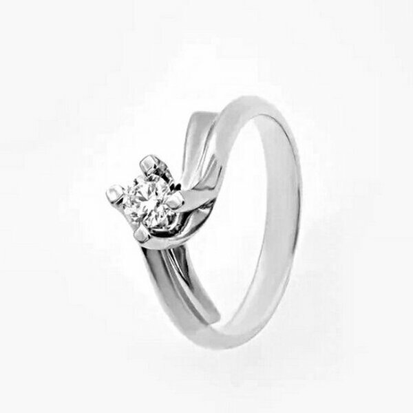 Золотое кольцо помолвочное с&nbsp;бриллиантом