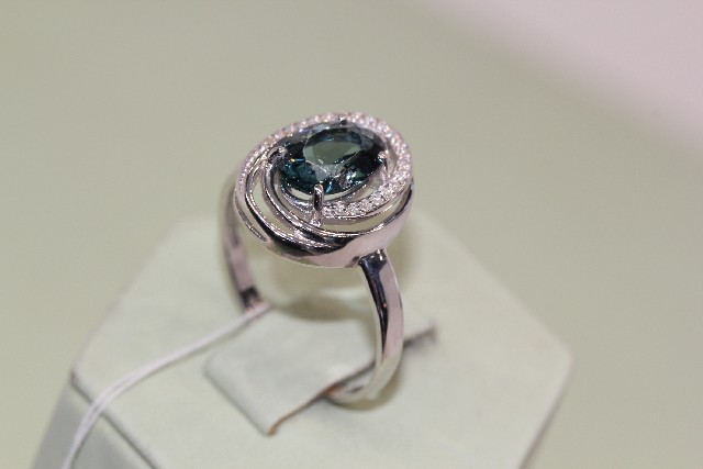 Серебряное кольцо с топазом лондон выращенным и фианитом