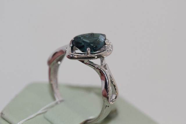 Серебряное кольцо с топазом лондон выращенным и фианитом