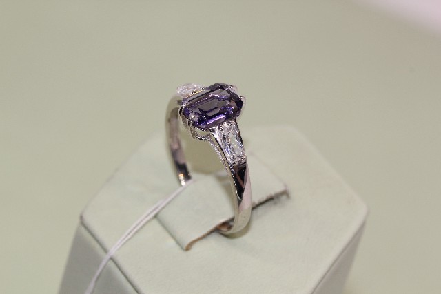 Серебряное кольцо с аметистом выращенным и фианитом