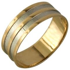 Золотое обручальное кольцо