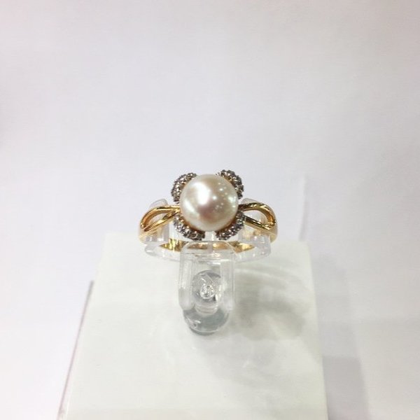 Золотое кольцо с фианитом и жемчугом культивированным