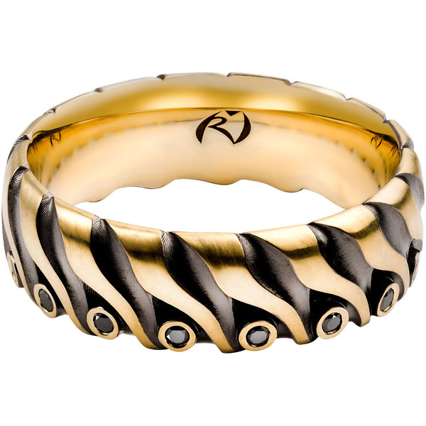 Золотое кольцо с черным бриллиантом