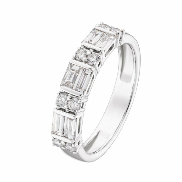 Золотое кольцо с&nbsp;бриллиантом