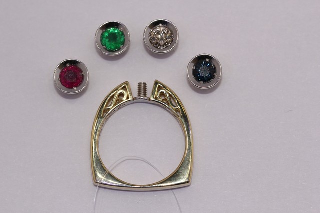 Золотое кольцо с бриллиантом, изумрудом, рубином и сапфиром
