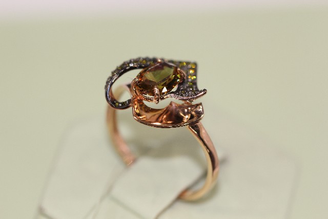 Золотое кольцо с султанитом выращенным