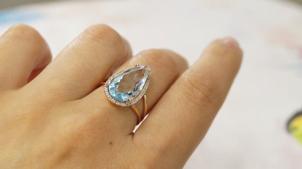 Золотое кольцо с бриллиантом и топазом