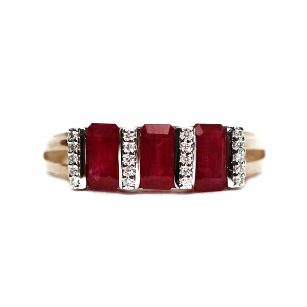 Золотое кольцо с&nbsp;рубином и&nbsp;бриллиантом