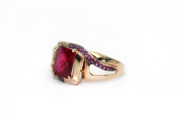 Золотое кольцо с фианитом и рубином выращенным