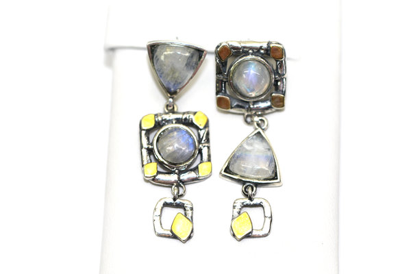 Серебряные серьги с&nbsp;лунным камнем