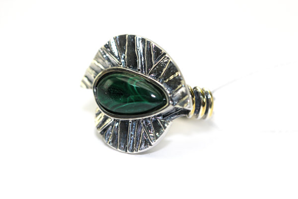 Серебряное кольцо с&nbsp;малахитом