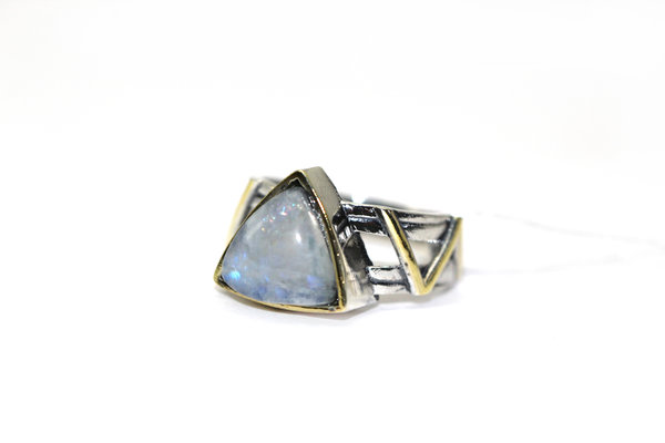 Серебряное кольцо с&nbsp;лунным камнем