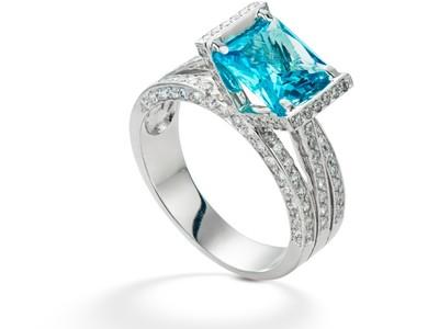 Золотое кольцо с&nbsp;фианитом и&nbsp;танзанитом гидротермальным