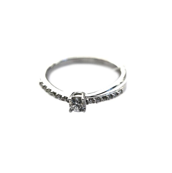 Золотое кольцо с&nbsp;бриллиантом