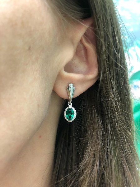 Серебряные серьги с&nbsp;фианитом, позолотой и&nbsp;изумрудом нано