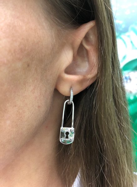 Серебряные серьги с&nbsp;фианитом