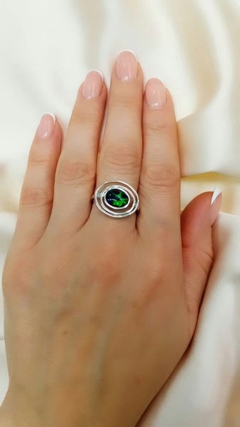 Серебряное кольцо с&nbsp;опалом синтетическим