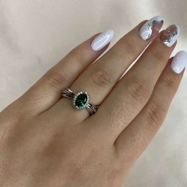 Серебряное кольцо с&nbsp;фианитом и&nbsp;изумрудом нано