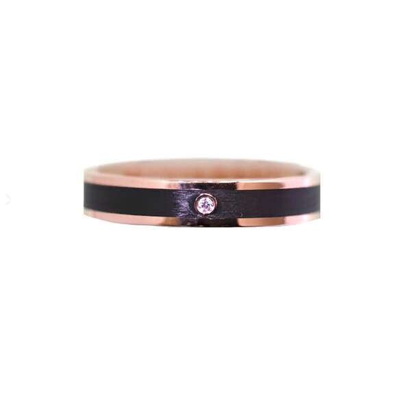 Золотое обручальное кольцо с карбоном