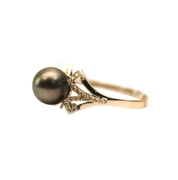Золотое кольцо с жемчугом культивированным и бриллиантом