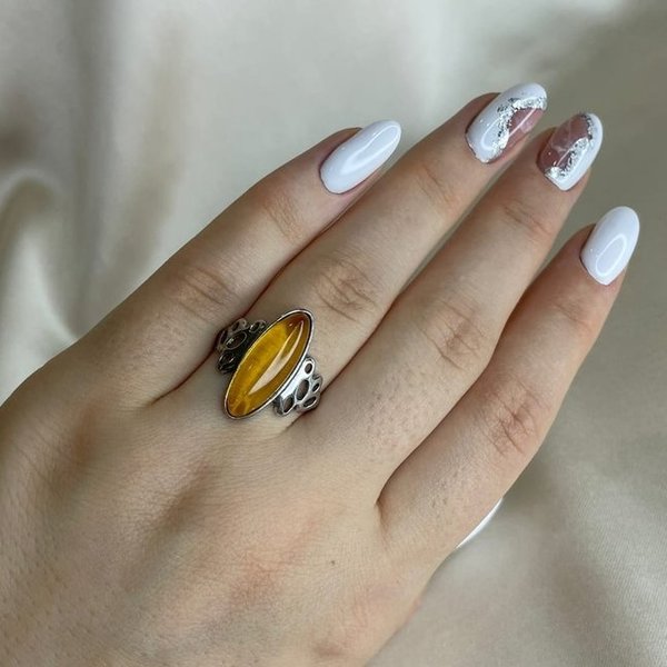 Серебряное кольцо с янтарём