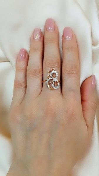 Золотое кольцо с&nbsp;бриллиантом